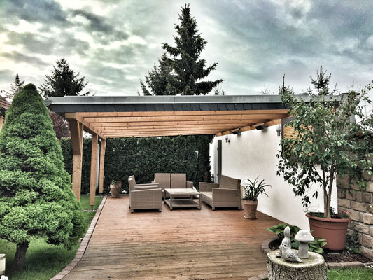 Terrassendach aus Holz mit Doppelstegplatten aus PVC und Holzfußboden