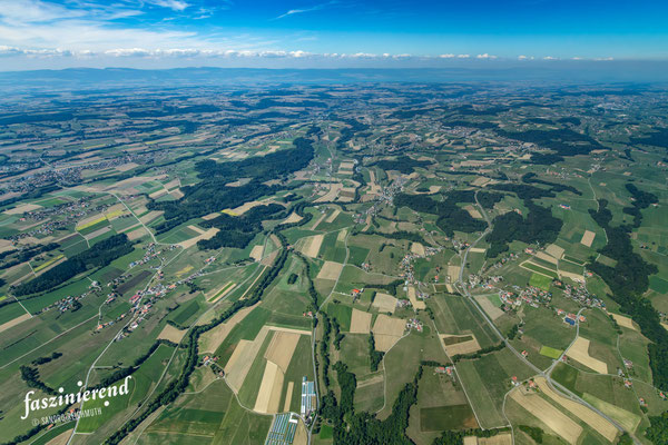 Luftaufnahme von Gemeinde Rue, Westschweiz, Schweiz