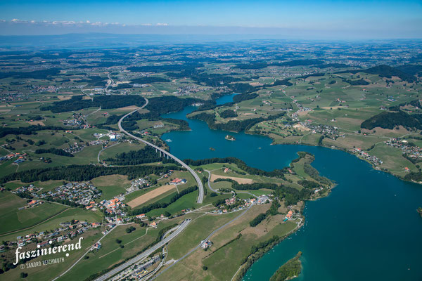 Luftaufnahme von Greyerzersee (Lac de la Gruyère), Westschweiz, Schweiz