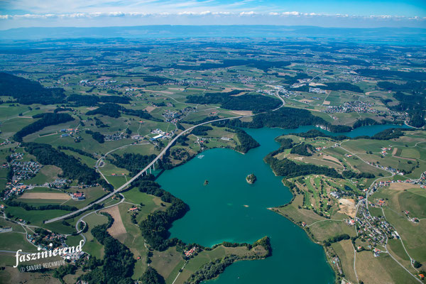 Luftaufnahme von Greyerzersee (Lac de la Gruyère), Westschweiz, Schweiz