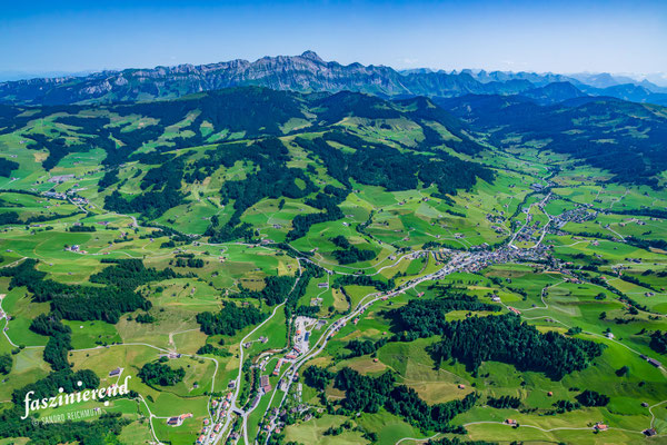 Luftaufnahme von Urnäsch, Ostschweiz, Schweiz