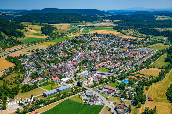 Luftaufnahme von Glattfelden aus der Luft, Region Zürich, Schweiz