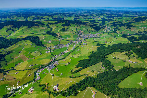 Luftaufnahme von Urnäsch, Ostschweiz, Schweiz