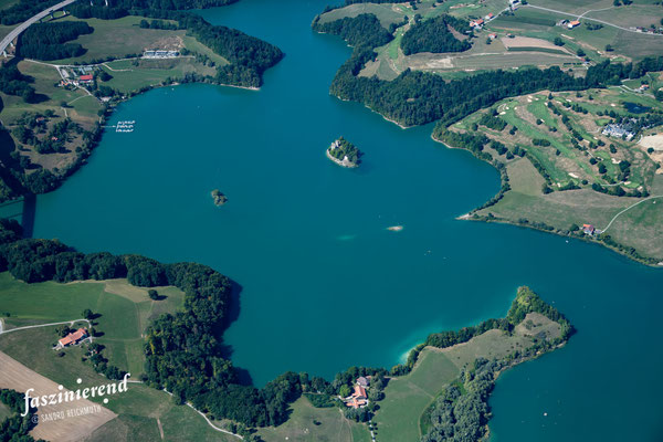 Luftaufnahme von Greyerzersee (Lac de la Gruyère), Westschweiz, Schweiz