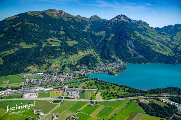 Luftaufnahme von Weesen und Walensee, Ostschweiz, Schweiz