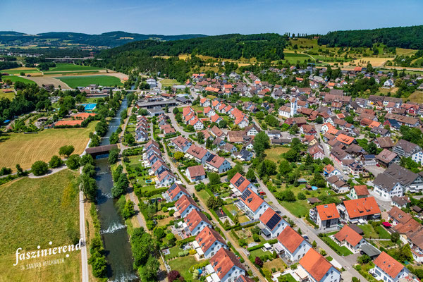 Luftaufnahme von Glattfelden aus der Luft, Region Zürich, Schweiz