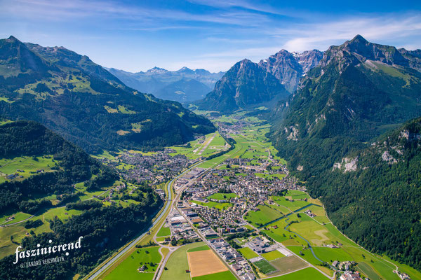 Luftaufnahme von Näfels und Mollis, Ostschweiz, Schweiz