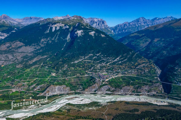 Luftaufnahme von Varen, Wallis, Schweiz