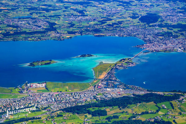 Luftaufnahme von Zürichsee Seedamm aus der Luft, Region Zürich, Schweiz