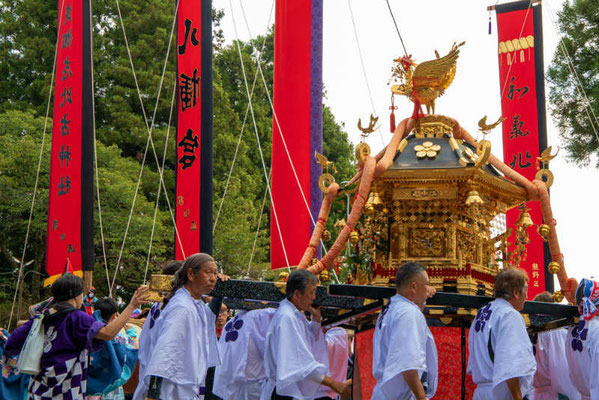 大旗の前を行く神輿