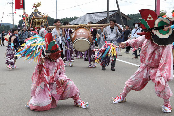 鉦・太鼓に合わせて踊る