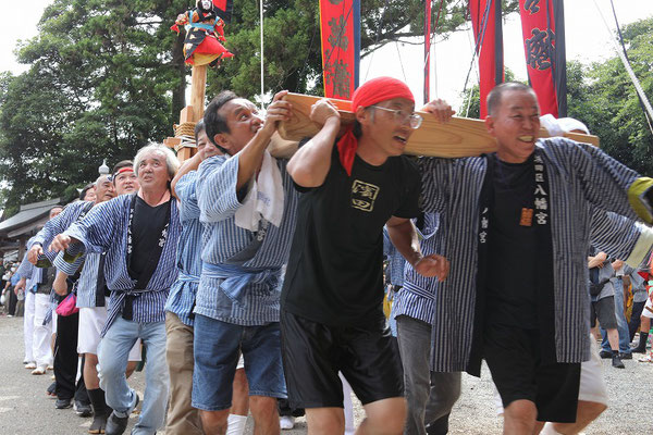 神殿めがけ駆け上がる