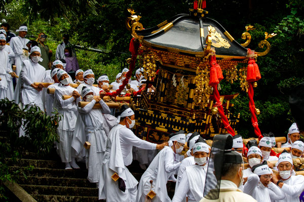 最初の見せ場が金剣宮前の鳥居に続く石段です、急坂を降りてくる神輿を狙って多くのカメラマンが待ち構えています。