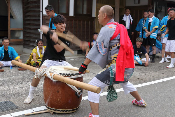 お旅所への道中の太鼓の競太鼓の競演