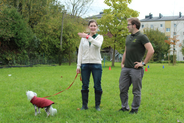 Begrüßungsworte der Hundetrainerin Sarah Lehner