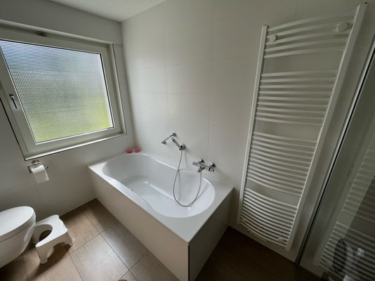 Badewanne mit Handtuch-Heizung