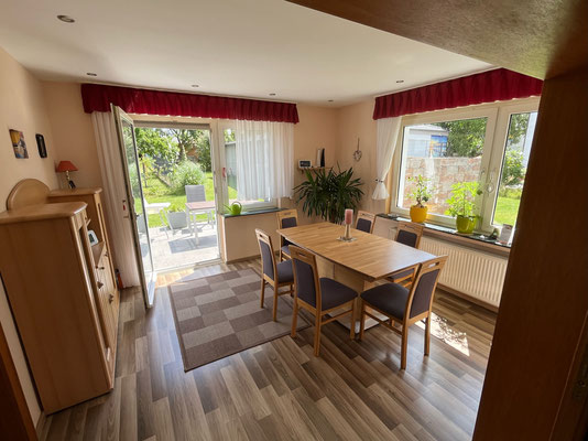 Esszimmer mit Gartenzugang