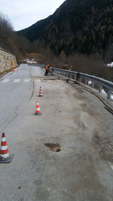 Perforazione verticale e iniezione a gravità di malta per consolidamento fondazione stradale tergo muro - Piemonte - CN