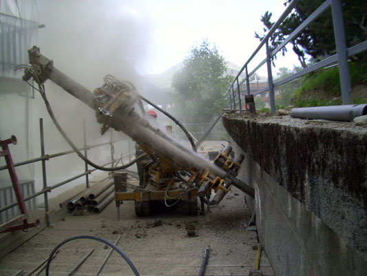 Cinturazione muri - Perforazione tiranti con sonda cingolata - Piemonte CN