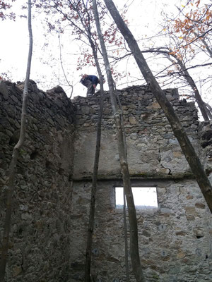 Demolizione controllata di rudere pericolante effettuata da personale alpinistico - Liguria - SV