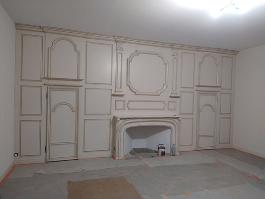 porte en bois massif cachée dans la boiserie murale correze 19