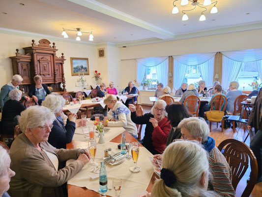 41 LandFrauen im Irrgarten zur JHV 2026