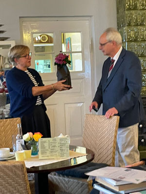 Dietlinde Ude überreicht unser Dankesgeschenk