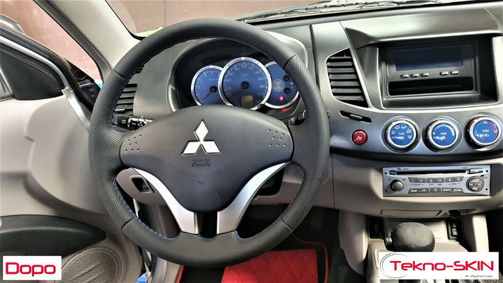 VOLANTE MITSUBISHI L200  Ripellamento completo eseguito su volante in pelle:  - Ripellamento Pelle Traforata Nero zone Laterali  - Ripellamento Pelle Tramata Nera Superiore/Inferiore   - Cucitura Diamantata Blu/Azzurro - Dopo