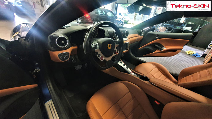 RIPARAZIONE FIANCHETTI SEDILI FERRARI CALIFORNIA  - Riparazione e Colorazione a Campione Fianchetto Schienale Sedile Lato Guida e Sedile Passeggero