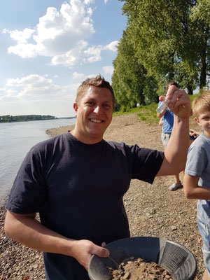 "Auch ich bin fündig - echtes Rheingold!"