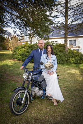 Beatrice Herrmann Fotografie - Hochzeiten - Brautpaarshooting mit Moped