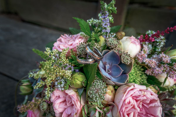 Beatrice Herrmann Fotografie - Hochzeiten - Eheringe und Brautstrauß