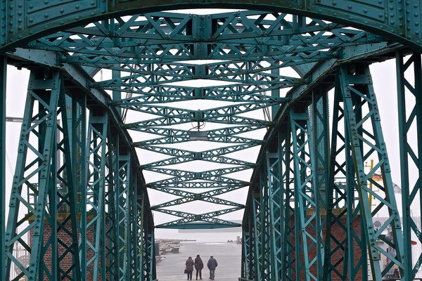 Nassau-Brücke bei Nebel in Wilhelmshaven