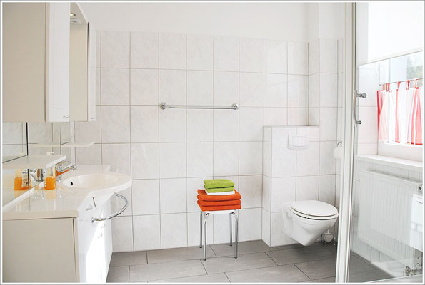 Bad mit Dusche und WC