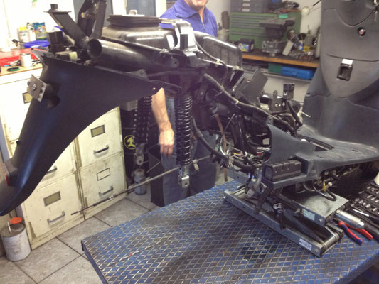 Chassis mit ausgebautem Motorblock