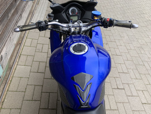 SUZUKI SV1000S (2005), Umbau Nr. 2, RIZOMA, Superbikelenker, einstellbarer Brems- / Kupplungshebel, Ganganzeige, GSX-R Windschild, Carbonlook Tankschutz