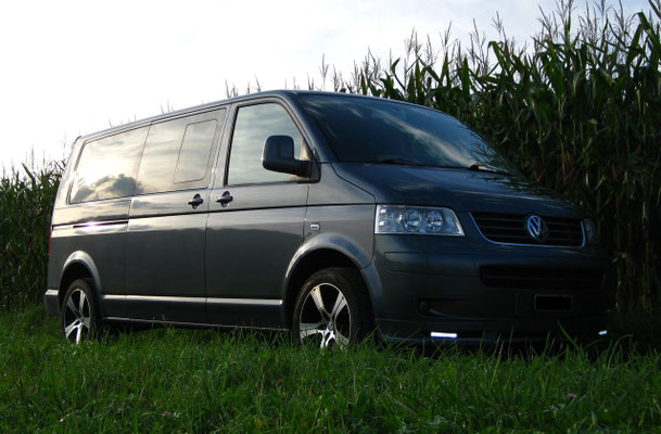 VW T5 Caravelle 3400 Comfort 2.5 TDi mit Alufelgen, Frontlippe und integrierten Tagfahrlichtern