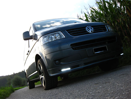 VW T5 Caravelle 3400 Comfort 2.5 TDi mit Alufelgen, Frontlippe und integrierten Tagfahrlichtern