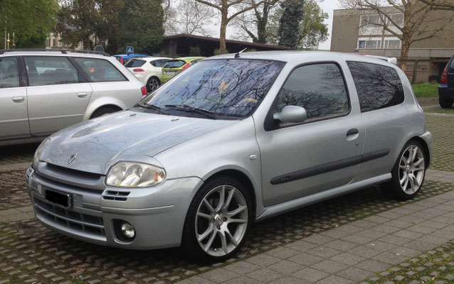Renault Clio 2.0 16V Sport mit Alufelgen, Scheinwerferblenden und getönten Scheiben