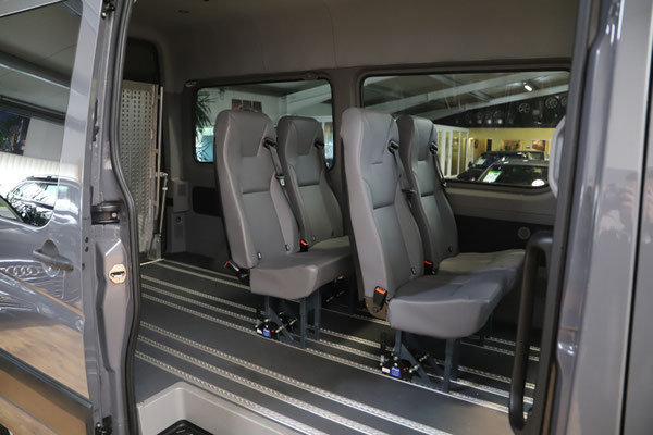 VW Crafter II Kombi zum Personen- und Sachentransport mit Airlineschienen und acht Einzelsitzen