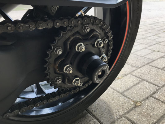KTM 1290 Superduke GT (2016) Umbau, Powerparts, R&G Hinterradachsprotektor