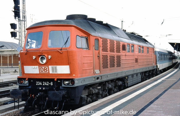 234 242 am 20.10.2002 mit IR 457 Dresden - Wroclaw in Dresden Hbf.