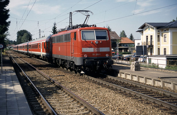 111 210 am 26.6.2002 inj Prien am Chiemsee mit RE 31018 Salzburg - München
