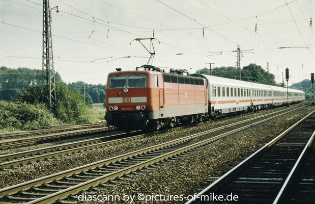 181 221 am 05.9.2002 in Wiesloch-Walldorf mit EC 278 "Albert Schweizer" von Lyon nach Frankfurt