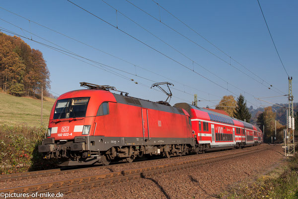 182 022 am 31.10.2015 bei Rathen mit S-Bahn nach Schöna