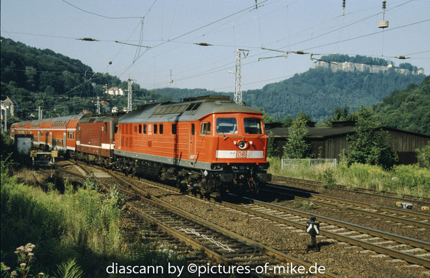 234 180 am 29.7.2002 in Königstein als Vorspanne wegen Oberleitungsarbeiten vor 143 081 mit S1 97025