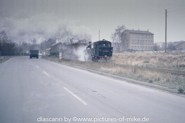 dito, links der LKW bringt Kohle vom Bahnhof in eine nahegelegen sowjetische Kaserne