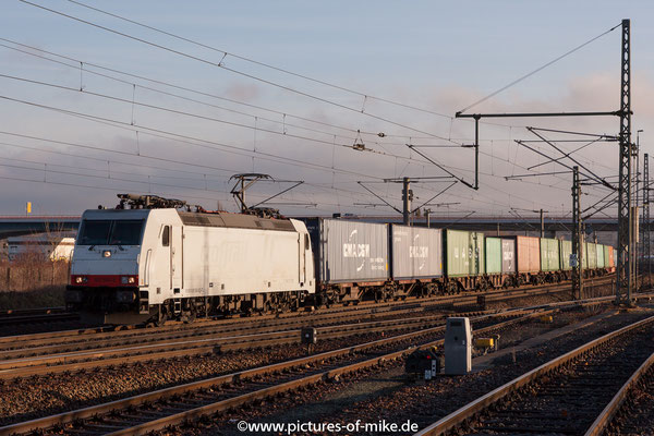 ITL 185 580 am 20.12.2015 in Pirna bei der Durchfahrt mit einem Containerzug aus CZ (es Crossrail)