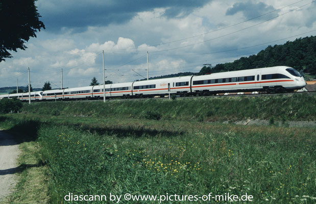415 005 am 31.5.2002 bei Kälberfeld / Eisenach mit ICE 1652 "Max Beckmann" Saarbrücken - Dresden