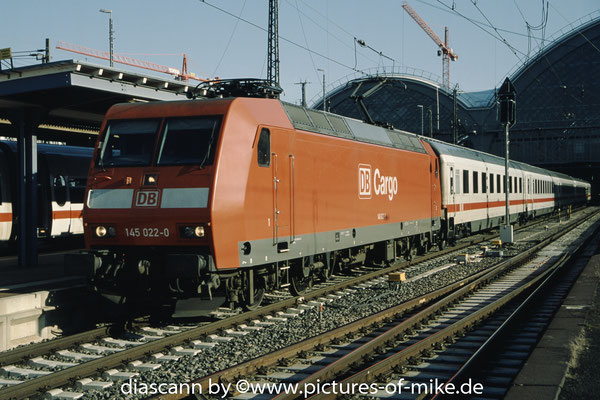 145 022 am 6.2.2005 in Dresden-Hbf. mit IC 2152 nach Nürnberg